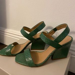 Banana Republic green croco size 7.5 sandals.Beautiful comfortable sandal.